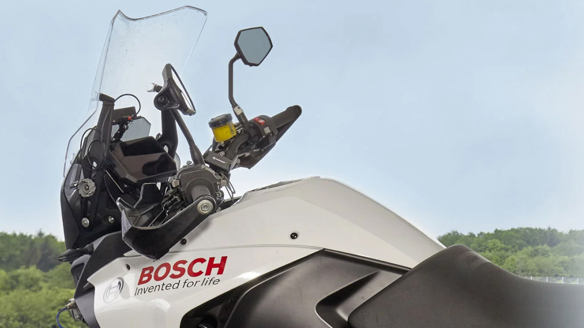 BoschGlobal on X: 🏍️ The world's first fully integrated split screen for  motorcycles: Thanks to our new integrated #connectivity cluster,  #motorcycle riders can now benefit from a freely programmable split screen  that